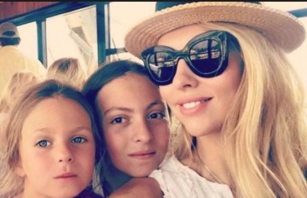 Муж Оли Поляковой перевоплотился в святого Николая и засыпал всю семью подарками