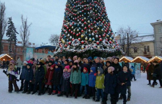 У Чернівцях урочисто відкрили головну новорічну ялинку міста (фото)