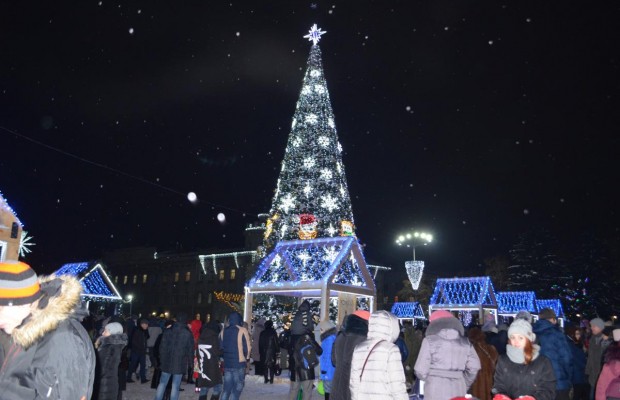 В Чернигове открыли главную елку и "Сказочный городок" (фоторепортаж)