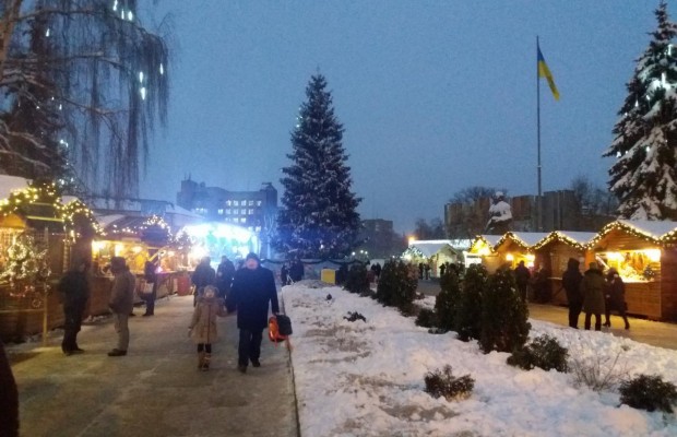 В центре Житомира торжественно открыли главную елку и рождественскую ярмарку (фоторепортаж)