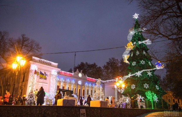 В Одесі урочисто запалили головну ялинку міста (фото, відео)