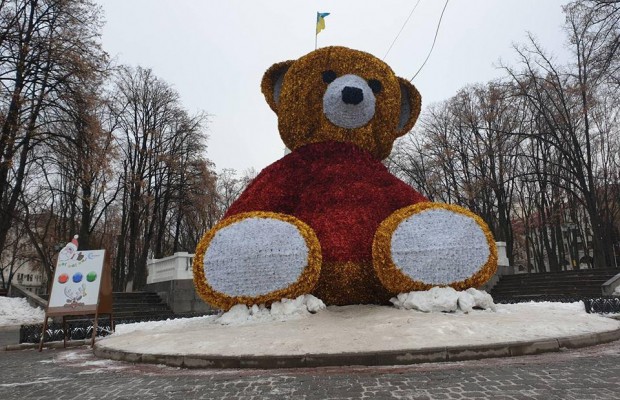 В центре Харькова гигантский медведь поет рождественские песни (фото, видео)