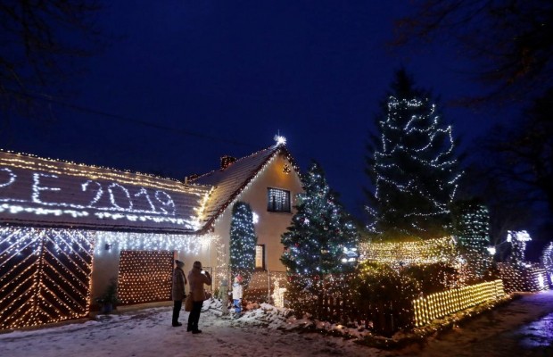 Использовал 27 километров гирлянд: в Чехии мужчина превратил свой дом в музей Рождества (фото, видео)