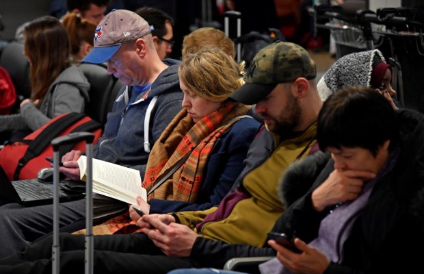 В лондонском аэропорту начали восстанавливать рейсы, но дроны не нашли (фото, видео)