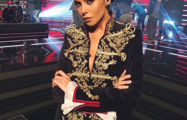 В мундирі і з афрокосичками: Каменських підкорила мережу сміливим образом(фото)