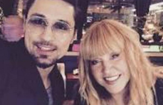 Алла Пугачева показала нерезкое фото с известным певцом