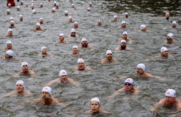 400 пловцов со всего мира переплыли реку Влтава в Праге (фото, видео)