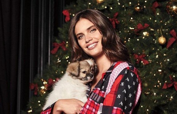 “Ангелы” Victoria's Secret рассказали о Рождестве и нижнем белье (видео)