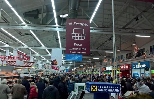 "Свидетели оливье": в сети высмеяли предновогодние "пробки" у касс магазинов (фото)