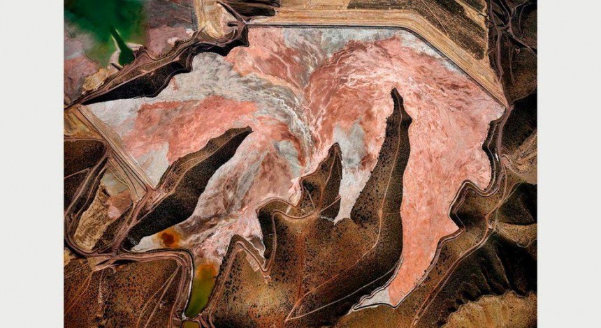 Фотограф показал "шрамы" на теле Земли, сделанные руками человека (фото)