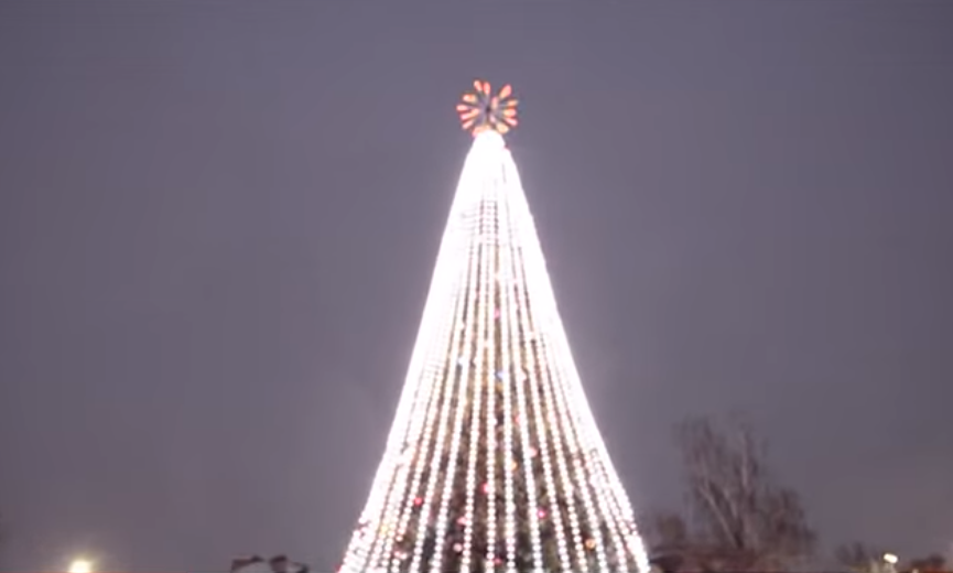 У Борисполі чоловік забрався на новорічну ялинку / скріншот ТРС Бориспіль