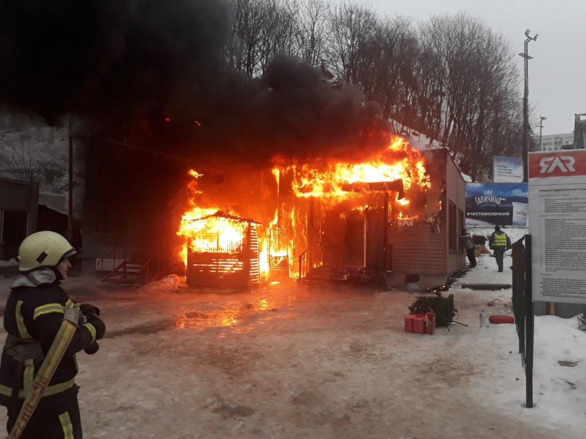 В Протасовом Яру горел домик с проката лыж / фото ГСЧС В Протасовом Яру горел домик с проката лыж / фото ГСЧС