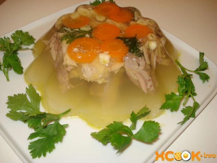 Сверху на разложенное мясо кладем кружочки моркови / фото xcook.info