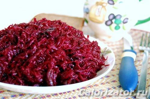 Салат с буряком очень прост в приготовлении / Фото calorizator.ru