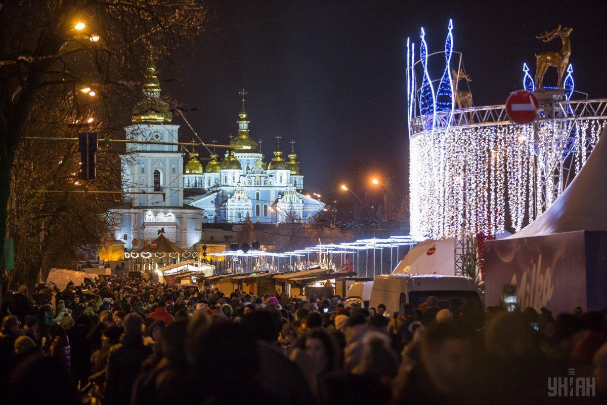 15 тисяч киян та гостей міста зустріли Новий 2019 рік на Софійській та Контрактовій площах / фото УНІАН 15 тисяч киян та гостей міста зустріли Новий 2019 рік на Софійській та Контрактовій площах / фото УНІАН