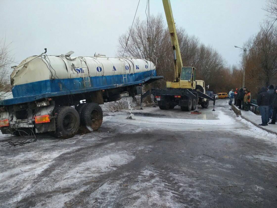 На Волині молоковоз перекинувся та пошкодив два газопроводи / фото ДСНС На Волині молоковоз перекинувся та пошкодив два газопроводи / фото ДСНС