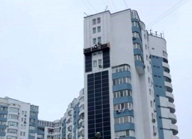На фасаде дома размещают несколько десятков солнечных панелей \ Фото: ecotown.com.ua На фасаде дома размещают несколько десятков солнечных панелей \ Фото: ecotown.com.ua