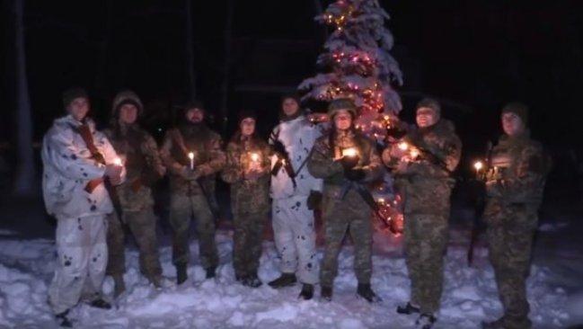 Появилось видео приветствий украинских военных с Рождеством / скриншот из видео ООС Появилось видео приветствий украинских военных с Рождеством / скриншот из видео ООС