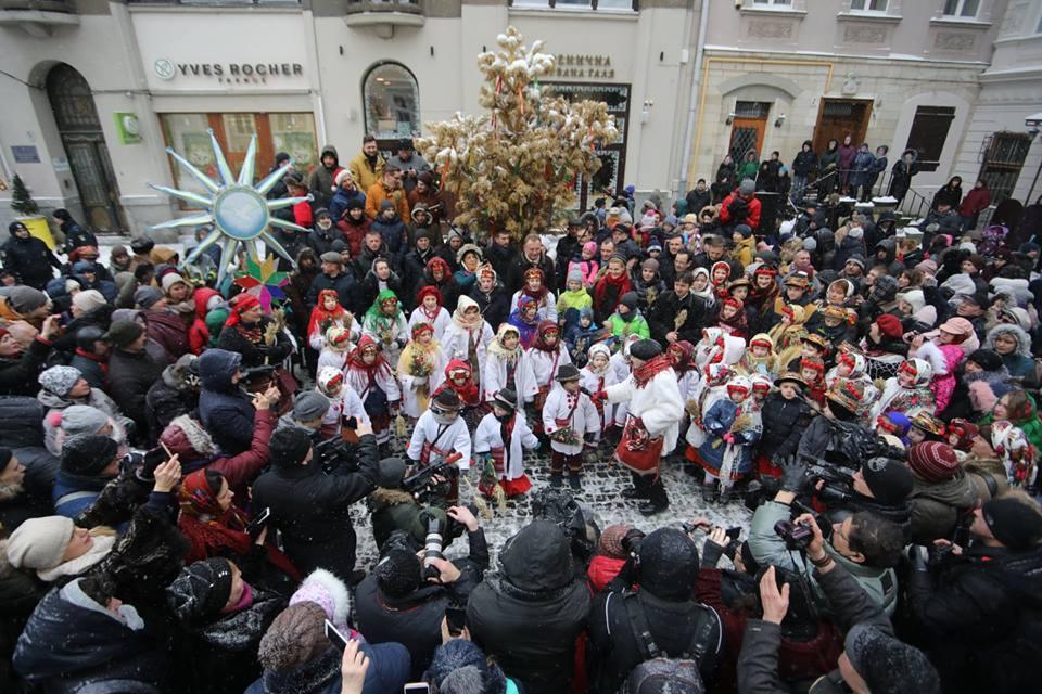 Напередодні Різдва у Львові встановили Дідуха / фото facebook.com/hrystyna.protsak Напередодні Різдва у Львові встановили Дідуха / фото facebook.com/hrystyna.protsak