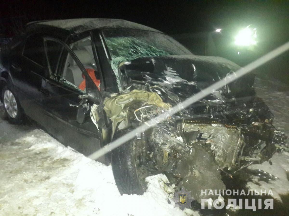 Пасажирка автомобіля Chevrolet Lacetti загинула на місці події / фото zp.npu.gov.ua Пасажирка автомобіля Chevrolet Lacetti загинула на місці події / фото zp.npu.gov.ua