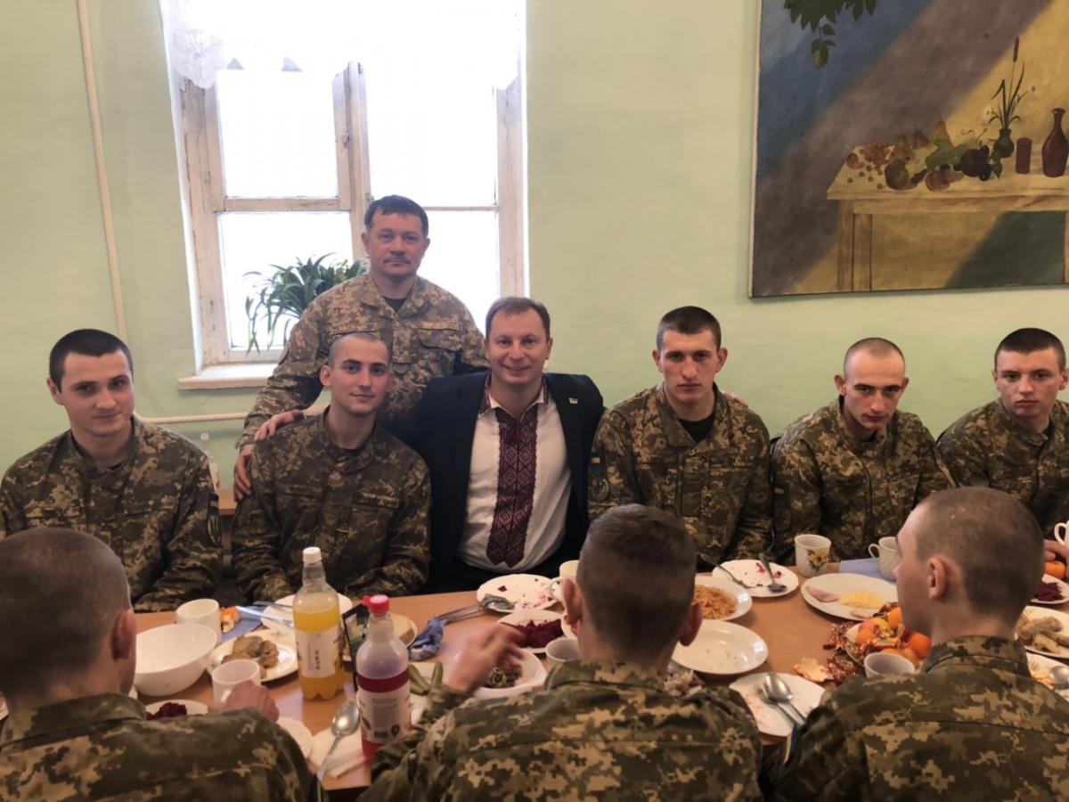 Барна провів святвечір разом з військовослужбовцями / фото прес-служба ТОДА Барна провів святвечір разом з військовослужбовцями / фото прес-служба ТОДА