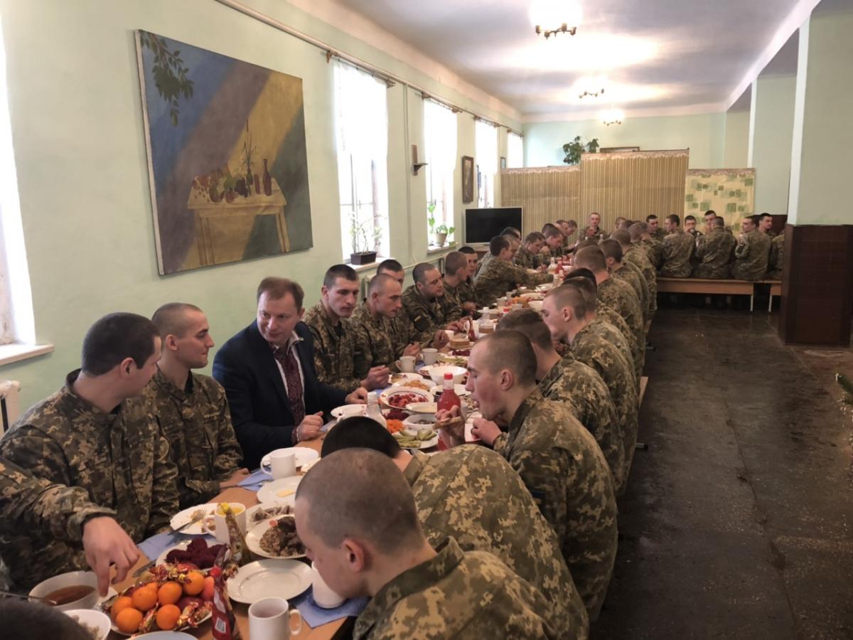 Барна подякував кожному військовослужбовцеві за службу Україні / фото прес-служба ТОДА Барна подякував кожному військовослужбовцеві за службу Україні / фото прес-служба ТОДА