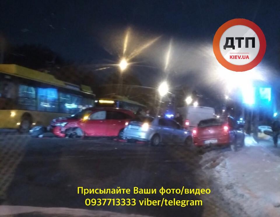 В Киеве произошла авария, которая переросла в драку / Facebook - dtp.kiev.ua В Киеве произошла авария, которая переросла в драку / Facebook - dtp.kiev.ua