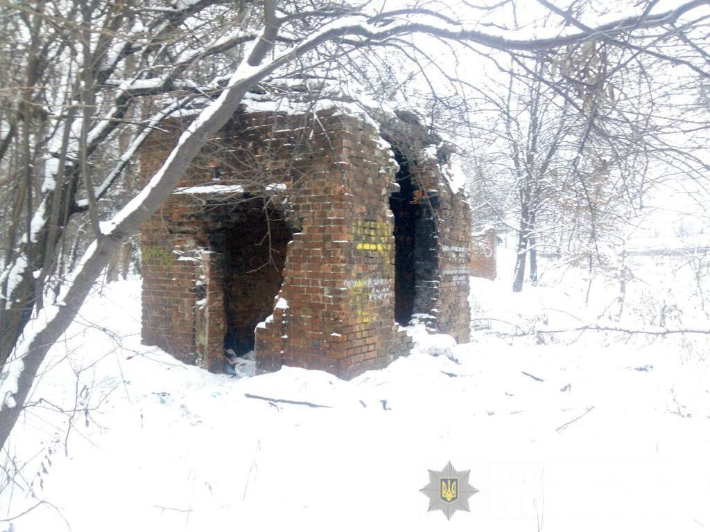 Тело женщины нашли в заброшенной хозяйственной постройке / фото пресс-служба полиции Тело женщины нашли в заброшенной хозяйственной постройке / фото пресс-служба полиции