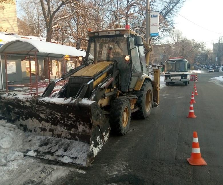 Спецтехника и бригады по ручной уборке задействованы на тротуарах, остановках общественного транспорта и пешеходных зонах / фото "Киевавтодор" Спецтехника и бригады по ручной уборке задействованы на тротуарах, остановках общественного транспорта и пешеходных зонах / фото "Киевавтодор"