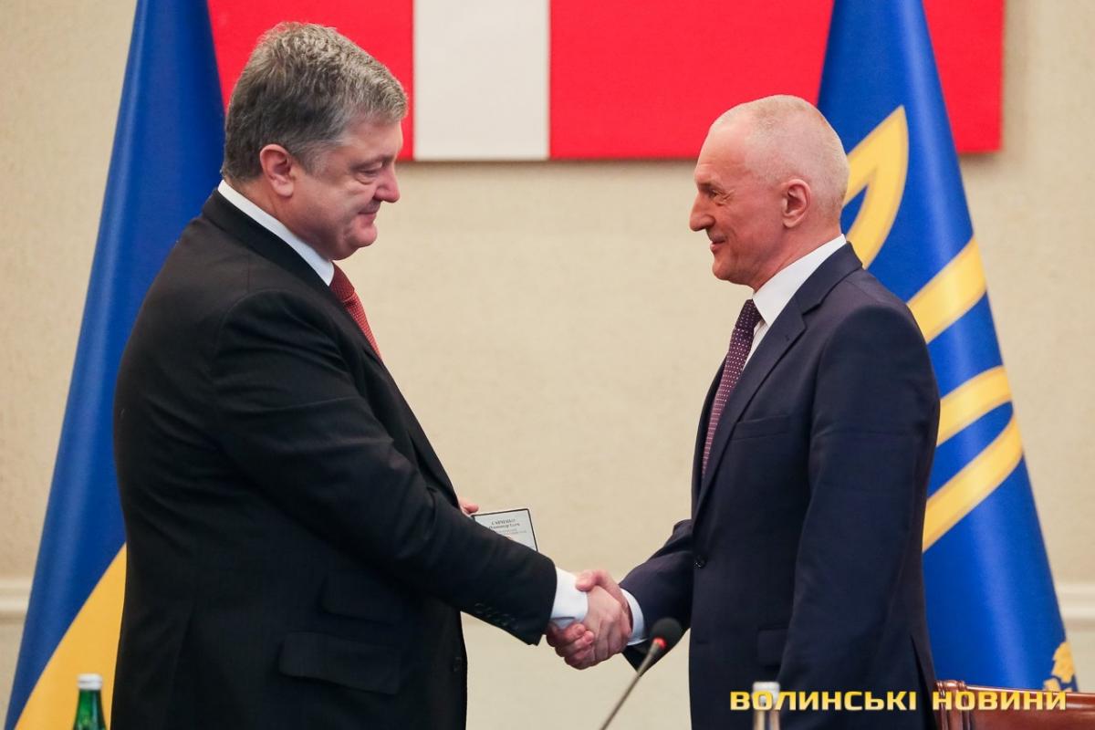 Петр Порошенко и председатель Волынской ОГА Александр Савченко / фото volynnews.com Петр Порошенко и председатель Волынской ОГА Александр Савченко / фото volynnews.com