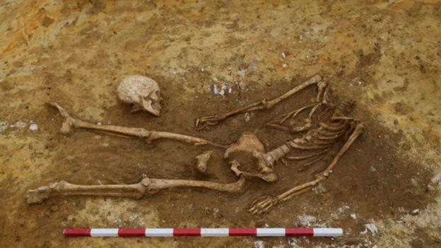 У остальных черепа аккуратно уложены рядом с телом или между ног \ ARCHAEOLOGICAL SOLUTIONS У остальных черепа аккуратно уложены рядом с телом или между ног \ ARCHAEOLOGICAL SOLUTIONS