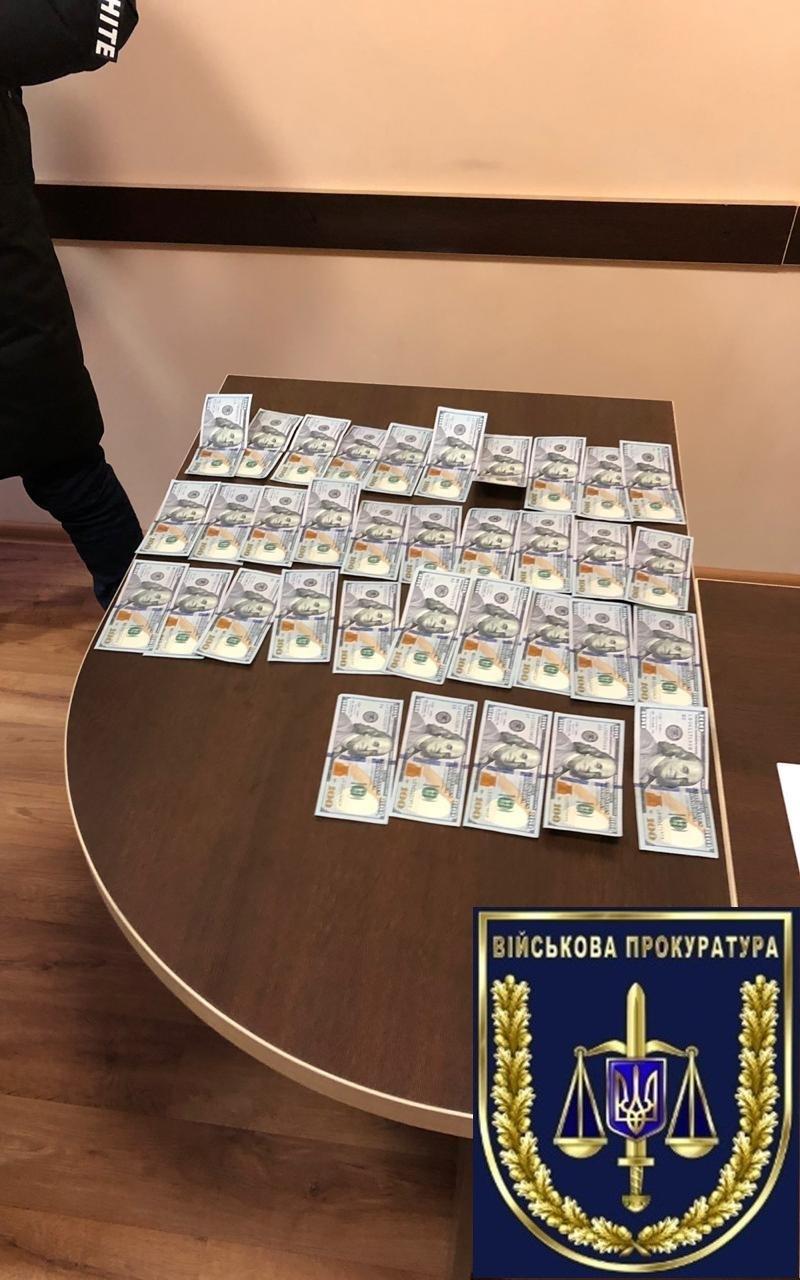 Подполковник полиции задержан на взятке в 4 тысячи долларов / фото vppdr.gp.gov.ua Подполковник полиции задержан на взятке в 4 тысячи долларов / фото vppdr.gp.gov.ua