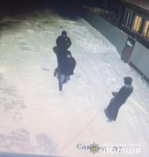 Правоохранители проводят подворовой обход, опрашивают близких и знакомых потерпевшего / фото пресс-служба полиции области Правоохранители проводят подворовой обход, опрашивают близких и знакомых потерпевшего / фото пресс-служба полиции области