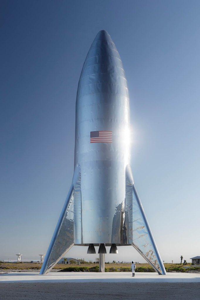 Тестовая ракета Starship на стартовой площадке SpaceX / фото twitter.com/elonmusk Тестовая ракета Starship на стартовой площадке SpaceX / фото twitter.com/elonmusk