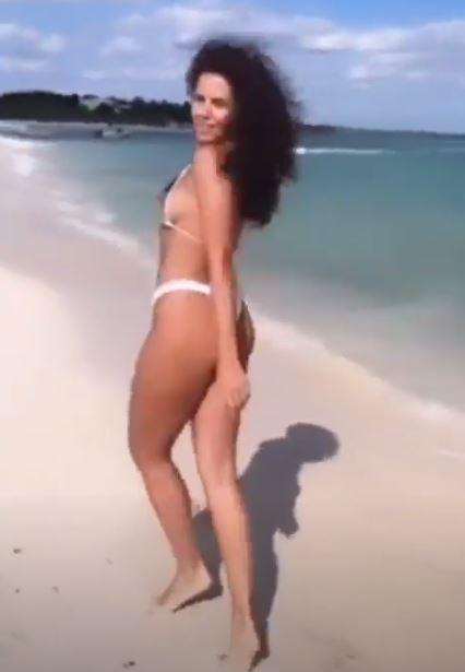 Настя Каменских сверкнула аппетитной попой в бикини (фото)