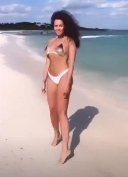 Настя Каменских сверкнула аппетитной попой в бикини (фото)