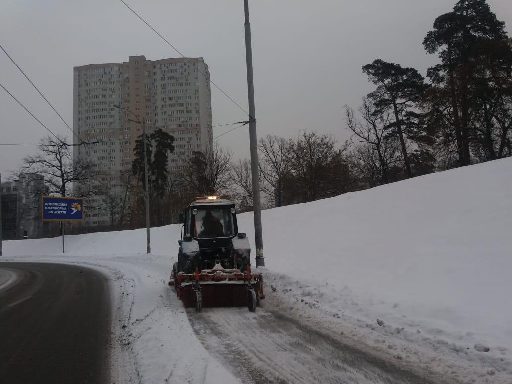 На дорогах города с утра работают солеразбрасыватели и снегоуборочная техника На дорогах города с утра работают солеразбрасыватели и снегоуборочная техника
