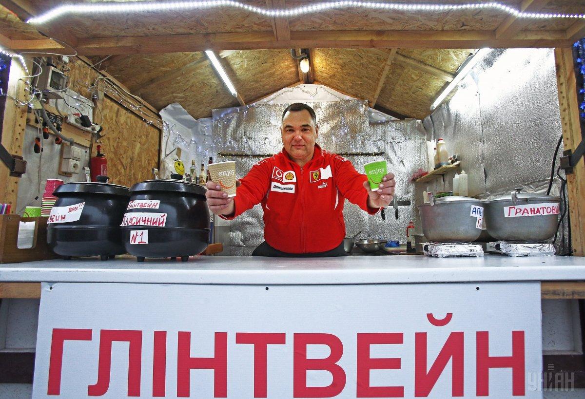 Повар на новогодней ярмарке может заработать за день 800 гривень / фото УНІАН Повар на новогодней ярмарке может заработать за день 800 гривень / фото УНІАН