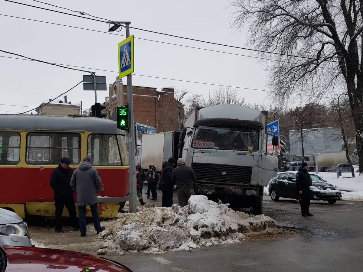 У грузового автомобиля отказали тормоза / фото "Днепроград" У грузового автомобиля отказали тормоза / фото "Днепроград"