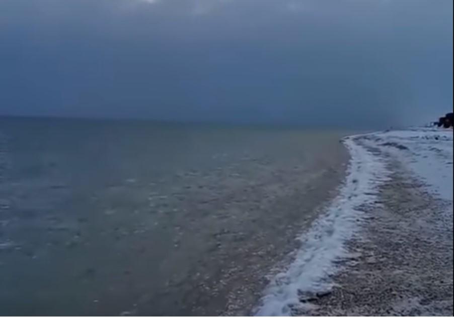 Волны на Азовском море уже едва колышутся / скриншот Волны на Азовском море уже едва колышутся / скриншот