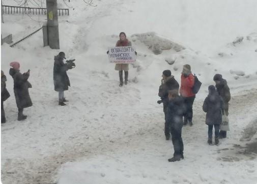 Біля суду відбувається одиночний пікет / фото twitter.com/OgonWatch Біля суду відбувається одиночний пікет / фото twitter.com/OgonWatch