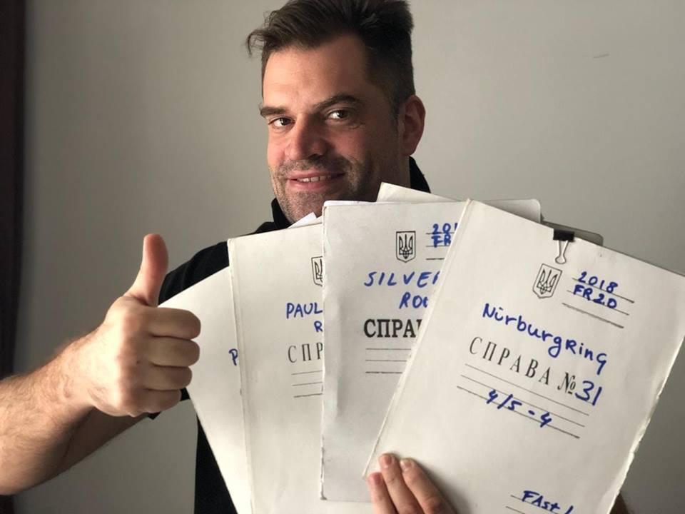 Інженер Формули 1 Дейдерік Кіндс пояснив, звідки у нього українські папки / facebook.com Інженер Формули 1 Дейдерік Кіндс пояснив, звідки у нього українські папки / facebook.com