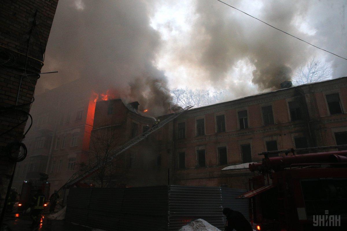 По предварительным данным ГСЧС, пострадавших в результате пожара на Крещатике нет / фото УНИАН