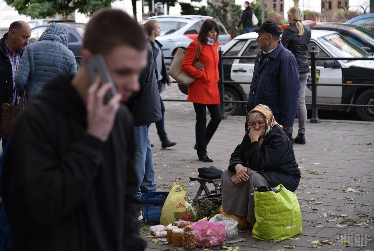 Основною причиною є відплив працездатного населення за кордон / фото УНІАН Основною причиною є відплив працездатного населення за кордон / фото УНІАН