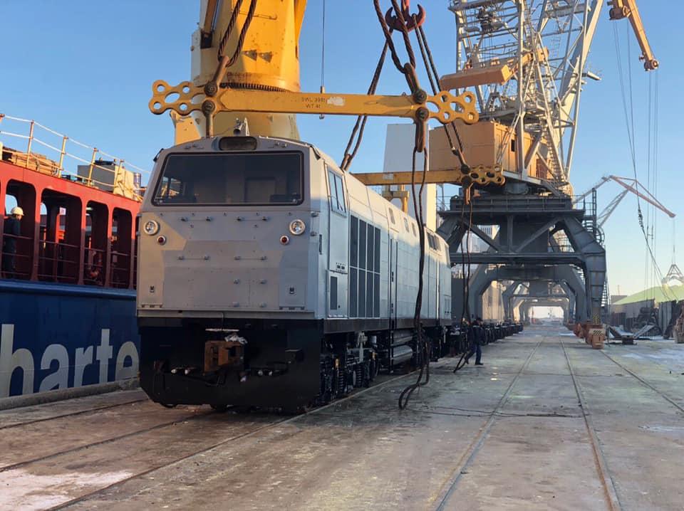 Докери розпочали вивантаження локомотивів із США / фото facebook.com/Odessarailway Докери розпочали вивантаження локомотивів із США / фото facebook.com/Odessarailway