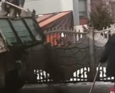 Видео такого латания ям жители назвали нанотехнологией / скриншот видео ТСН Видео такого латания ям жители назвали нанотехнологией / скриншот видео ТСН
