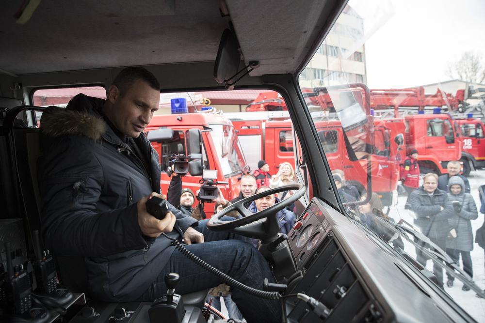 Кличко в рамках сотрудничества с Мюнхеном передал спасателям 6 современных пожарных спецавтомобилей / kiev.klichko.org