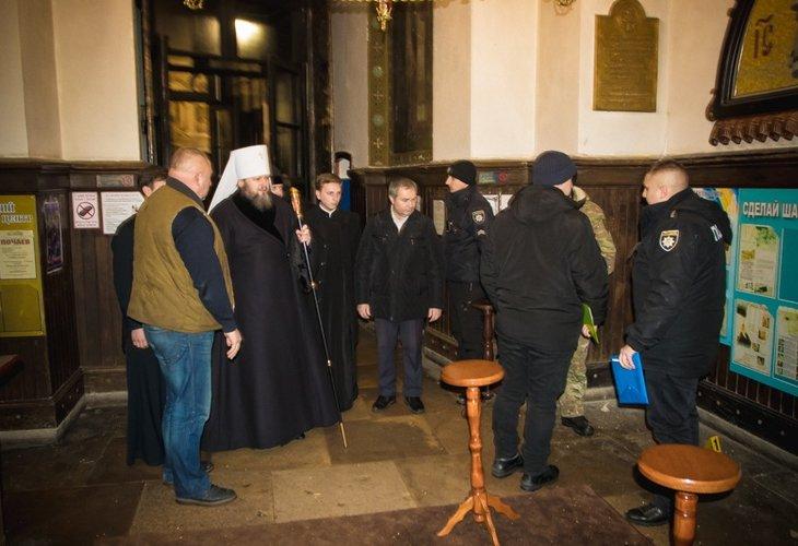 В Сумах в храме УПЦ МП во время богослужения произошел взрыв (фото) В Сумах в храме УПЦ МП во время богослужения произошел взрыв (фото)