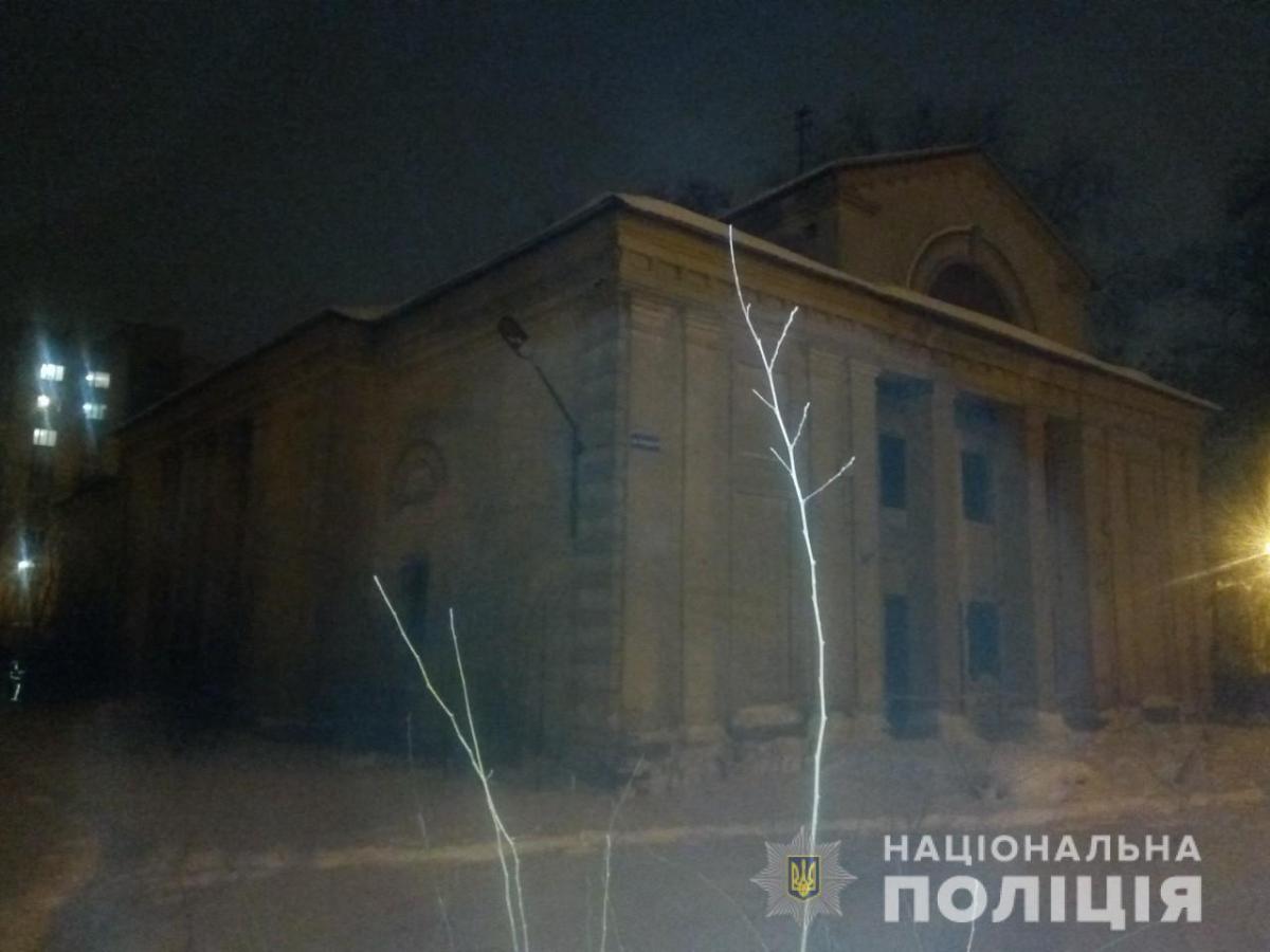 Крыша обвалилась под натиском большого количества снега / фото пресс-служба полиции Крыша обвалилась под натиском большого количества снега / фото пресс-служба полиции