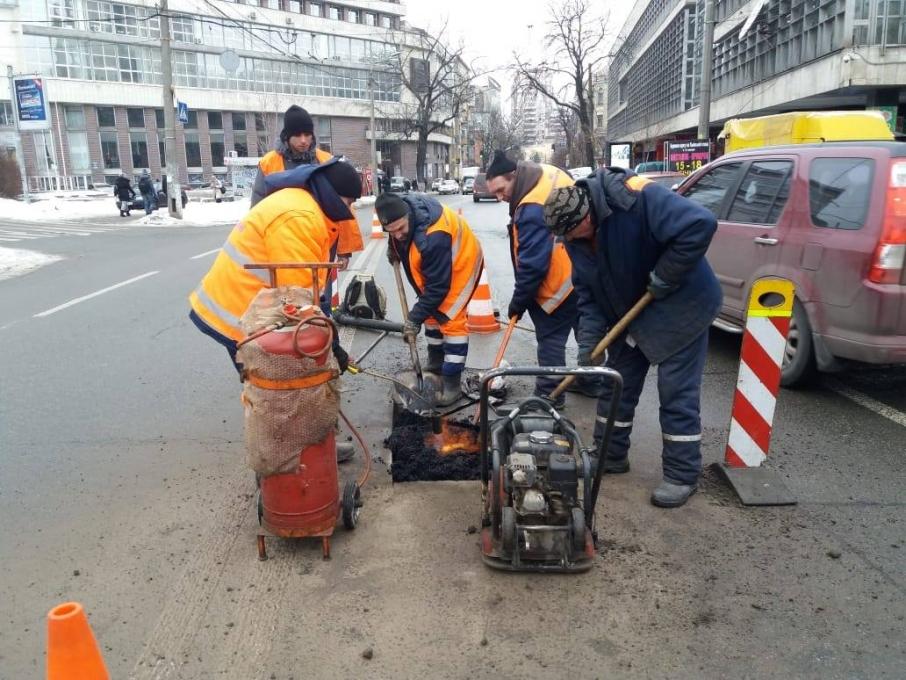 Коммунальщики сосредотачиваются на выполнении работ по ликвидации разрушений дорожного покрытия - КГГА Коммунальщики сосредотачиваются на выполнении работ по ликвидации разрушений дорожного покрытия - КГГА
